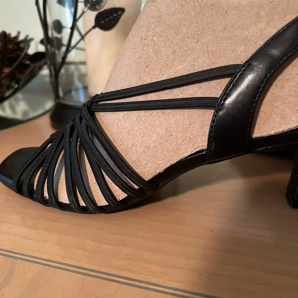 MPO.  Black Slingback Princess Heels no buckles! 9M. New w/o tags. Versatile - Picture 3 of 12